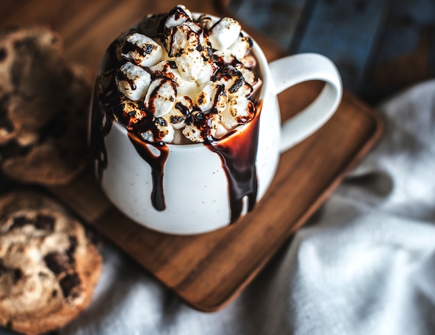 Free photo hot chocolate with marshmallows recipe