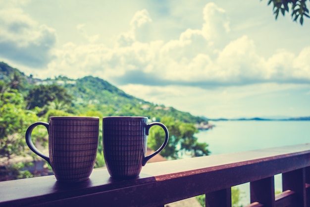 Free photo hot coffee cup with beautiful tropical outdoor view