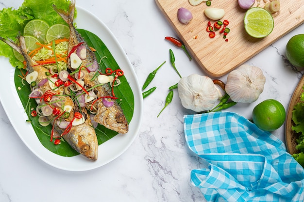 Free photo hot and spicy mackerel decorated with thai food ingredients