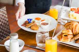 Free photo hotel waitress serving food