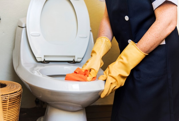 Free photo housekeeper cleaning a hotel room