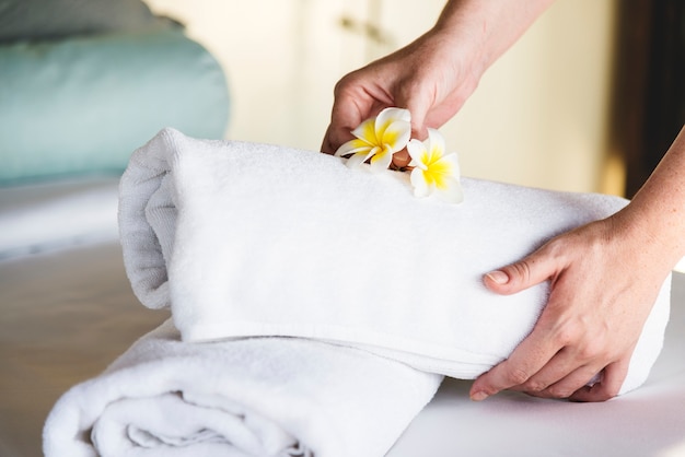 Free photo housekeeper cleaning a hotel room