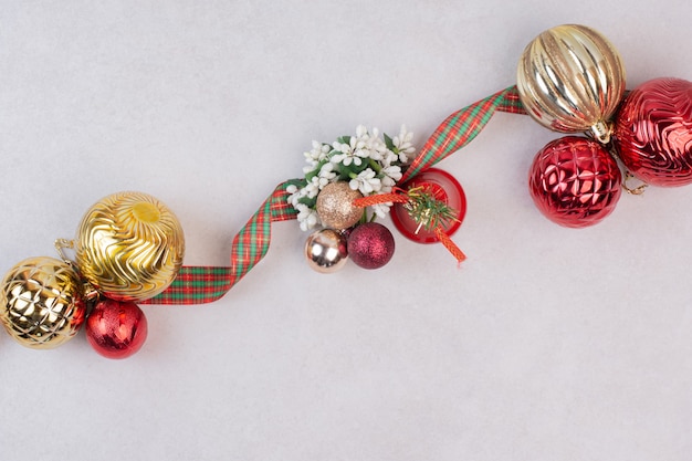 Free photo Ãâãâ¡hristmas decoration balls with band on white surface