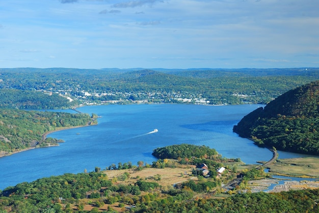 Free Photo hudson river mountain peak view in autumn