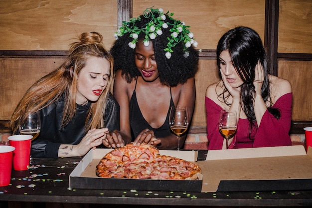 Free photo hungry friends with pizza