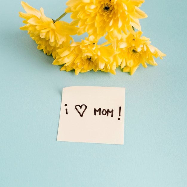 Free Photo i love mom title on paper with bunch of flowers