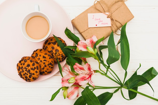 I love you mom inscription with flowers and coffee 