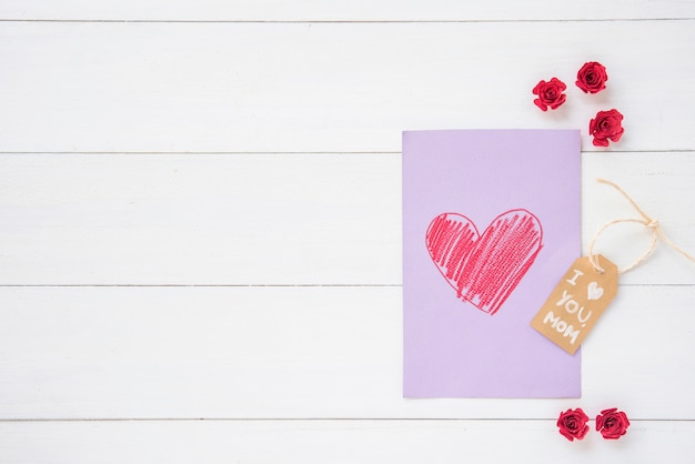 Free photo i love you mom inscription with heart drawing on table