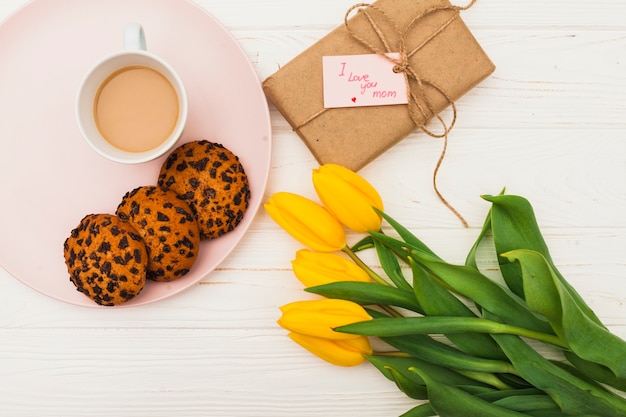 I love you mom inscription with tulips and coffee 