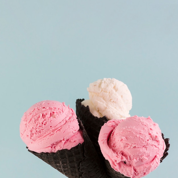 Free photo ice cream in black waffle cones