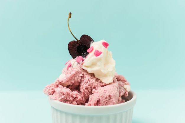 Free photo ice cream in bowl with cherry