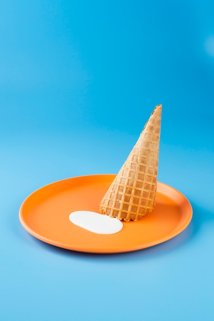 Free photo ice cream cone with blue background