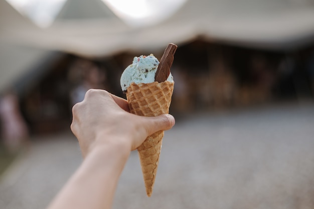 Free photo an ice cream cone with blue flavored ice cream ball with a chocolate slice