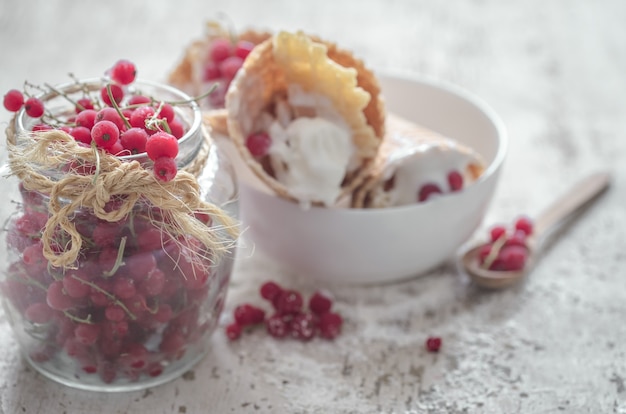 Free photo ice cream in a waffle cones and berries