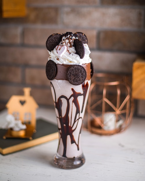 Free photo ice cream with cookie on the table