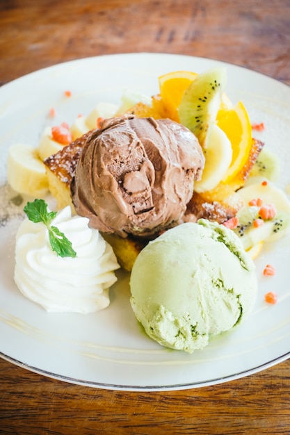 Free photo ice cream with honey toast