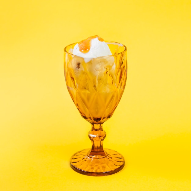 Free photo ice-cream with topping in cup