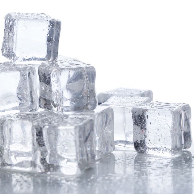 Free photo ice cubes on the table