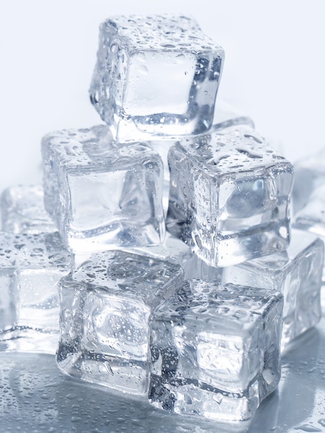 Free photo ice cubes on the table