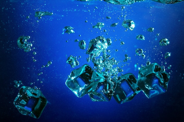 Free photo ice cubes with bubbles underwater