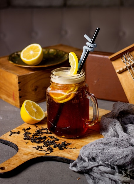 Ice tea with lemon slices