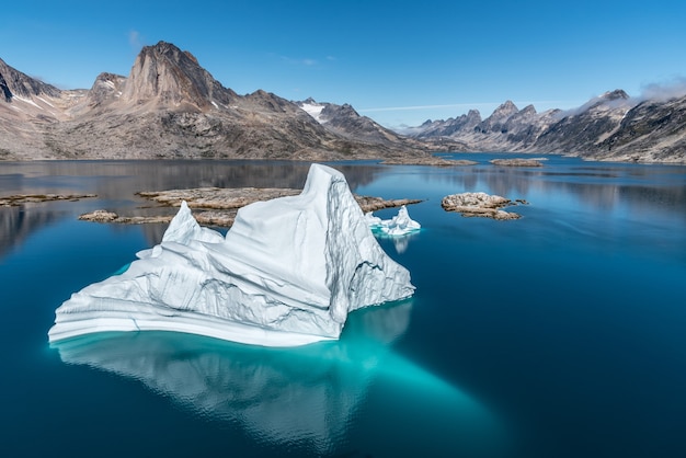 Free photo iceberg in the ocean, greenland