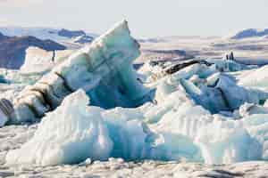 Free photo icebergs floating in jokulsarlon glacier lagoon in iceland