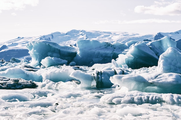 Free photo icebergs floating in jokulsarlon glacier lagoon