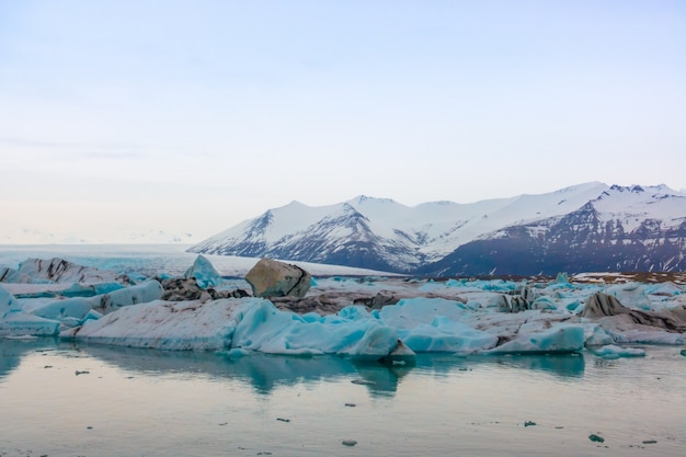 Free photo icebergs in glacier lagoon, iceland .