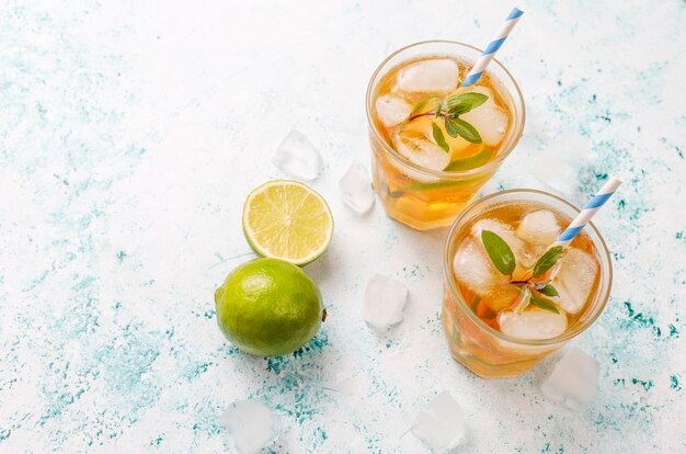 Iced tea with lime and ice