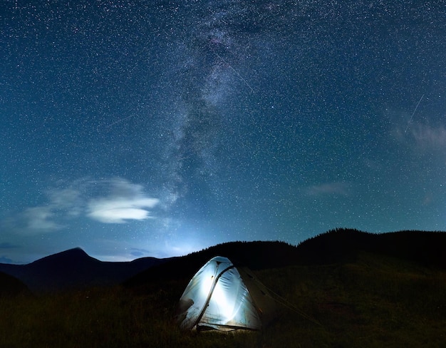 Free photo illuminated camp tent under beautiful night sky with stars