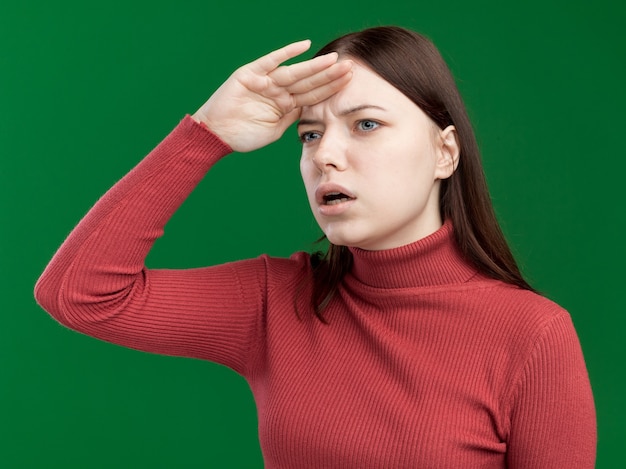 Free photo impressed young pretty girl keeping hand on forehead looking at side into distance