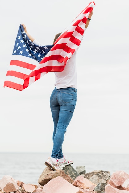 Free photo independence day concept with woman at the sea