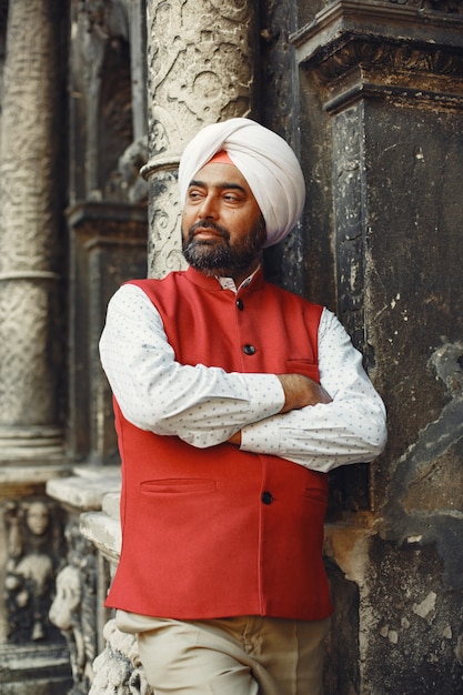 Free photo indian man in a city. male in a traditional turban. hinduist in a summer city.