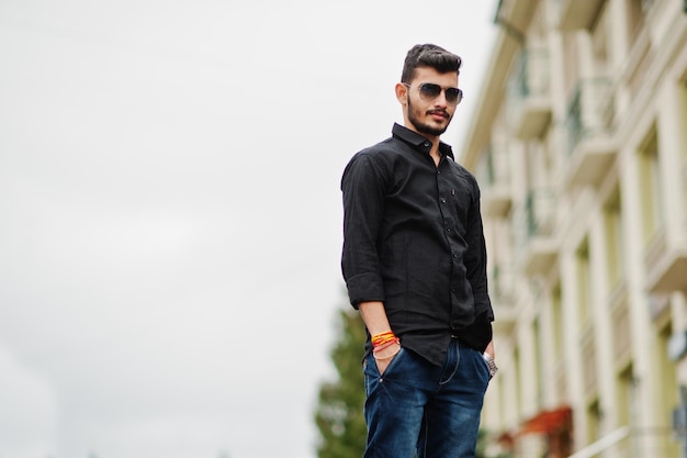 Free photo indian stylish man at black shirt and sunglasses posed outdoor