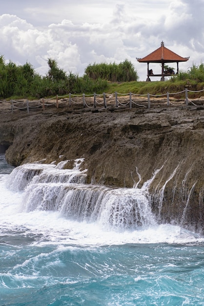 Free photo indonesia, nusa lembongan island, devil's tear natural fountain