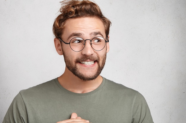 Free photo indoor portrait of bearded young man with trendy hairstyle