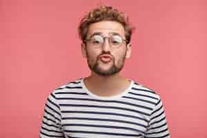 Free photo indoor portrait of bearded young man with trendy hairstyle