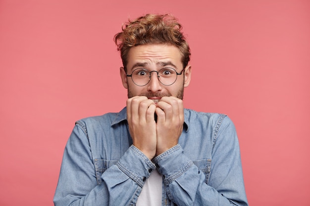 Free photo indoor portrait of bearded young man with trendy hairstyle