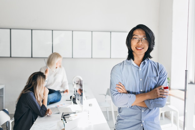 Free photo indoor portrait of international employees with smiling asian man on foreground