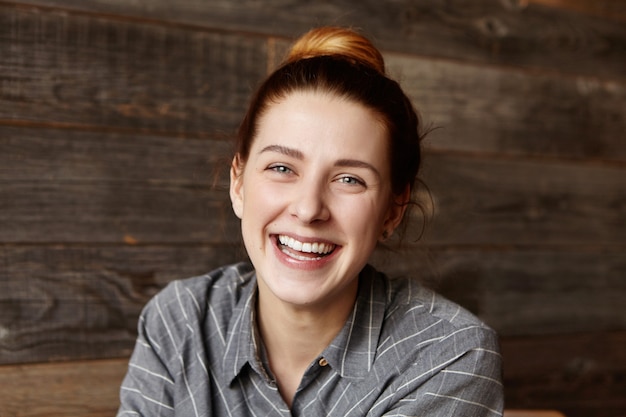 Free photo indoor shot of pretty girl with clean skin and perfect smile having fun at coffee shop