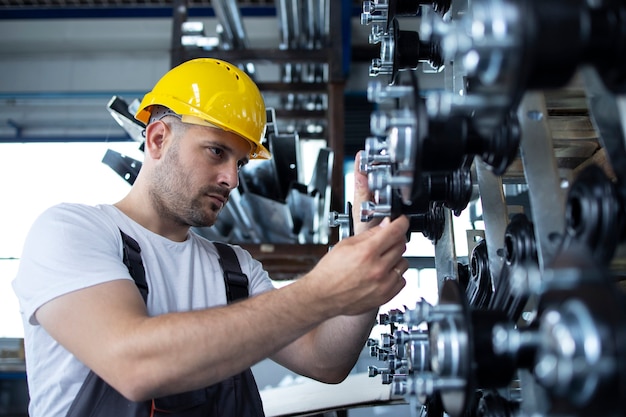 Free photo industrial worker working at production line in factory