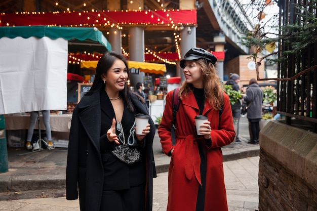 Free photo influencers taking a walk in the city