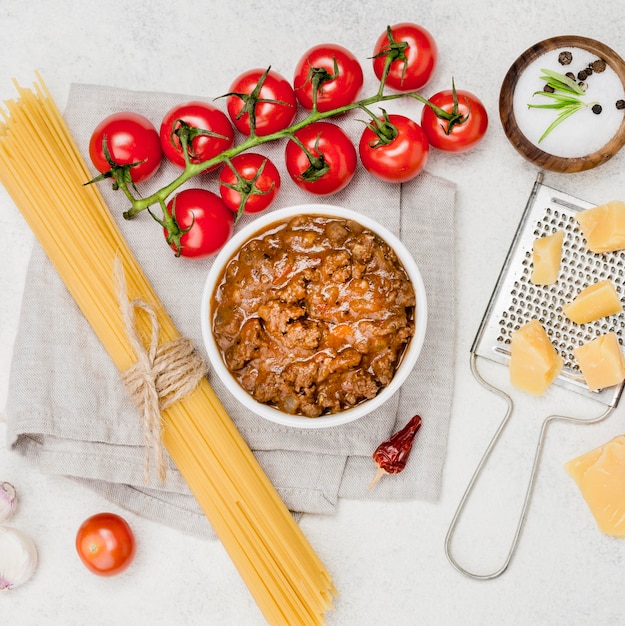 Free photo ingredients for bolognese spaghetti on desk