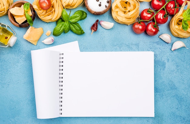 Free photo ingredients for noodles with vegetables and notebook