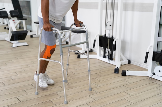 Free photo injured man doing physiotherapy exercises for walking