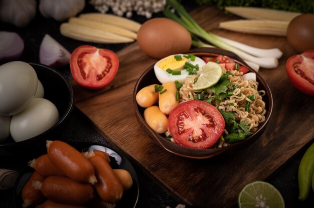 Instant noodles with minced pork, lime, onion, green peas, golden needle mushroom, and baby corn