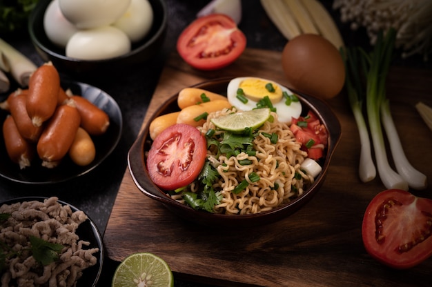 Instant noodles with minced pork, lime, onion, green peas, golden needle mushroom, and baby corn