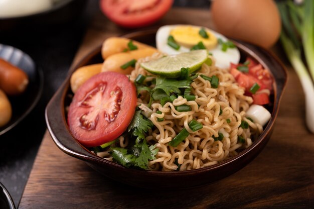 Instant noodles with minced pork, lime, onion, green peas, golden needle mushroom, and baby corn