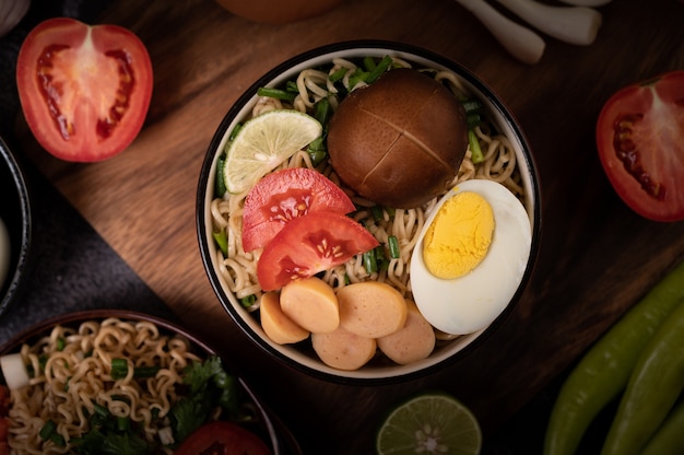 Free photo instant noodles with minced pork, lime, onion, green peas, golden needle mushroom, and baby corn